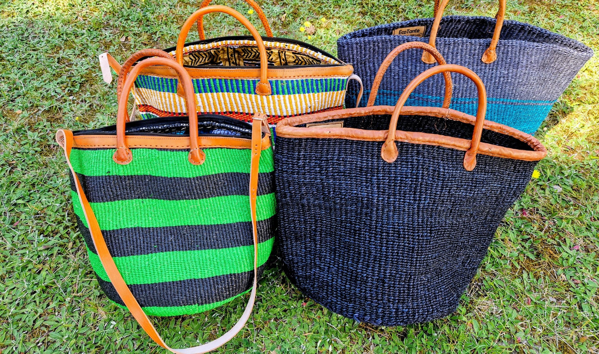 Load video: Experience craftsmanship in motion. Each EcoTante bag is woven by hand using sustainable materials.